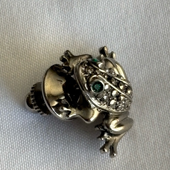 Avon Vintage Frog Brooch | Articulated Frog Pin | Green Rhinestone Eyes - Picture 4 of 7